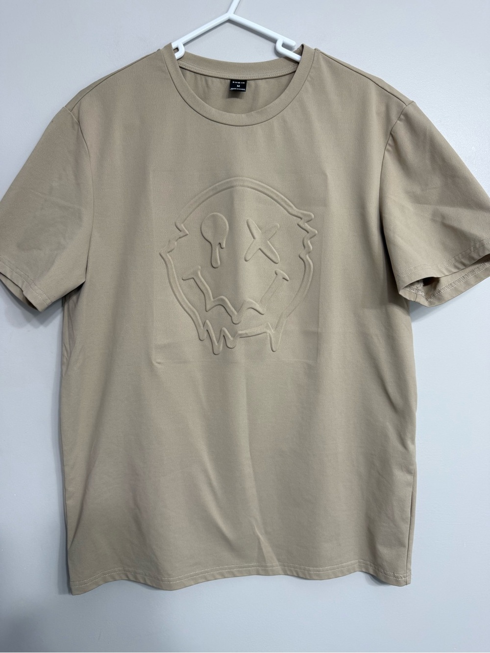 SHEIN Men's Short-Sleeve Embossed Graphic Tee - Beige